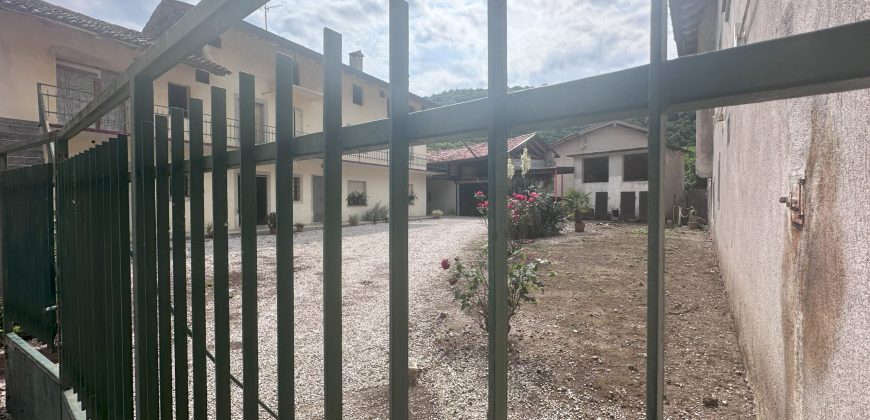 Casa Con Ampia Corte
