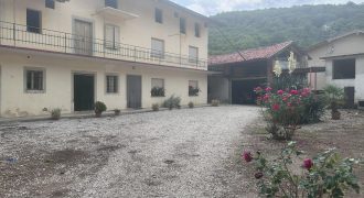 Casa Con Ampia Corte