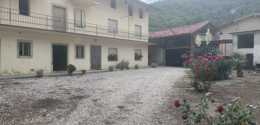 Casa Con Ampia Corte