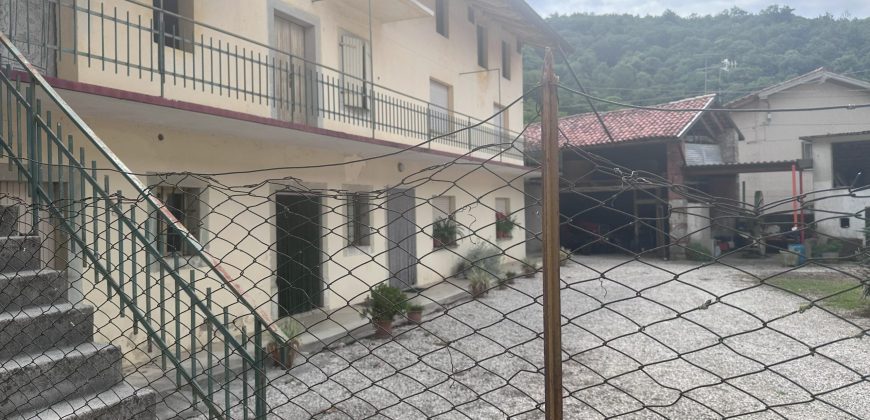 Casa Con Ampia Corte