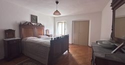 Casa Con Ampia Corte