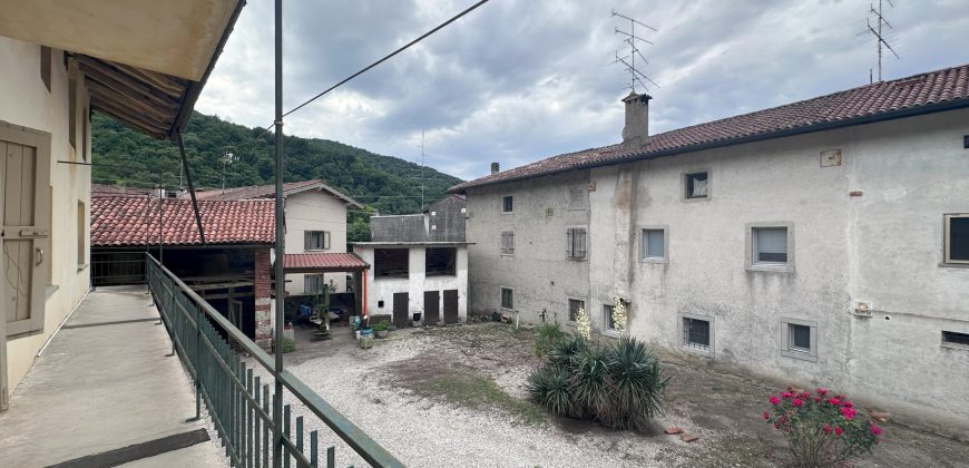 Casa Con Ampia Corte