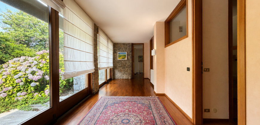 Prestigiosa Villa Con Parco Piantumato