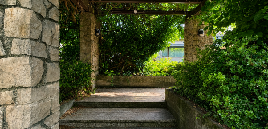 Prestigiosa Villa Con Parco Piantumato