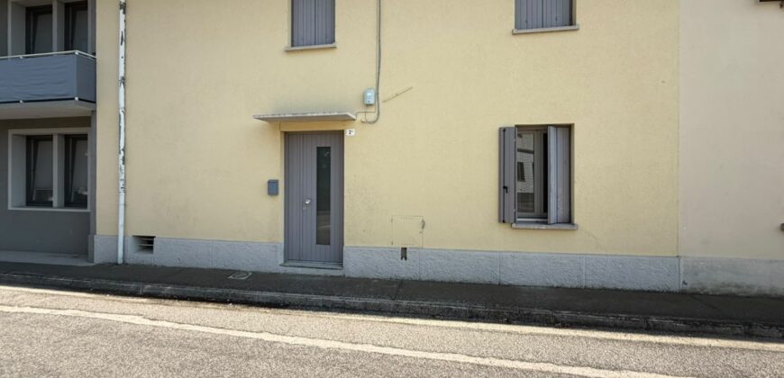 Casa Accostata Con Scoperto