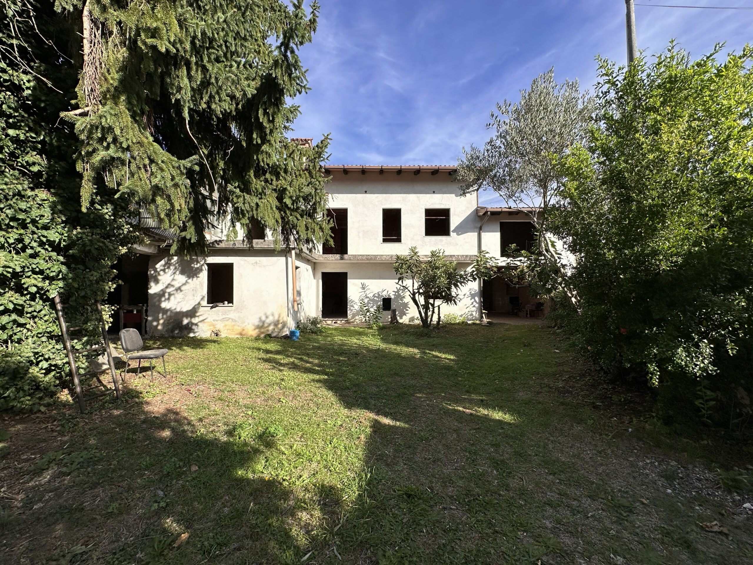 Ampia Casa Con Giardino