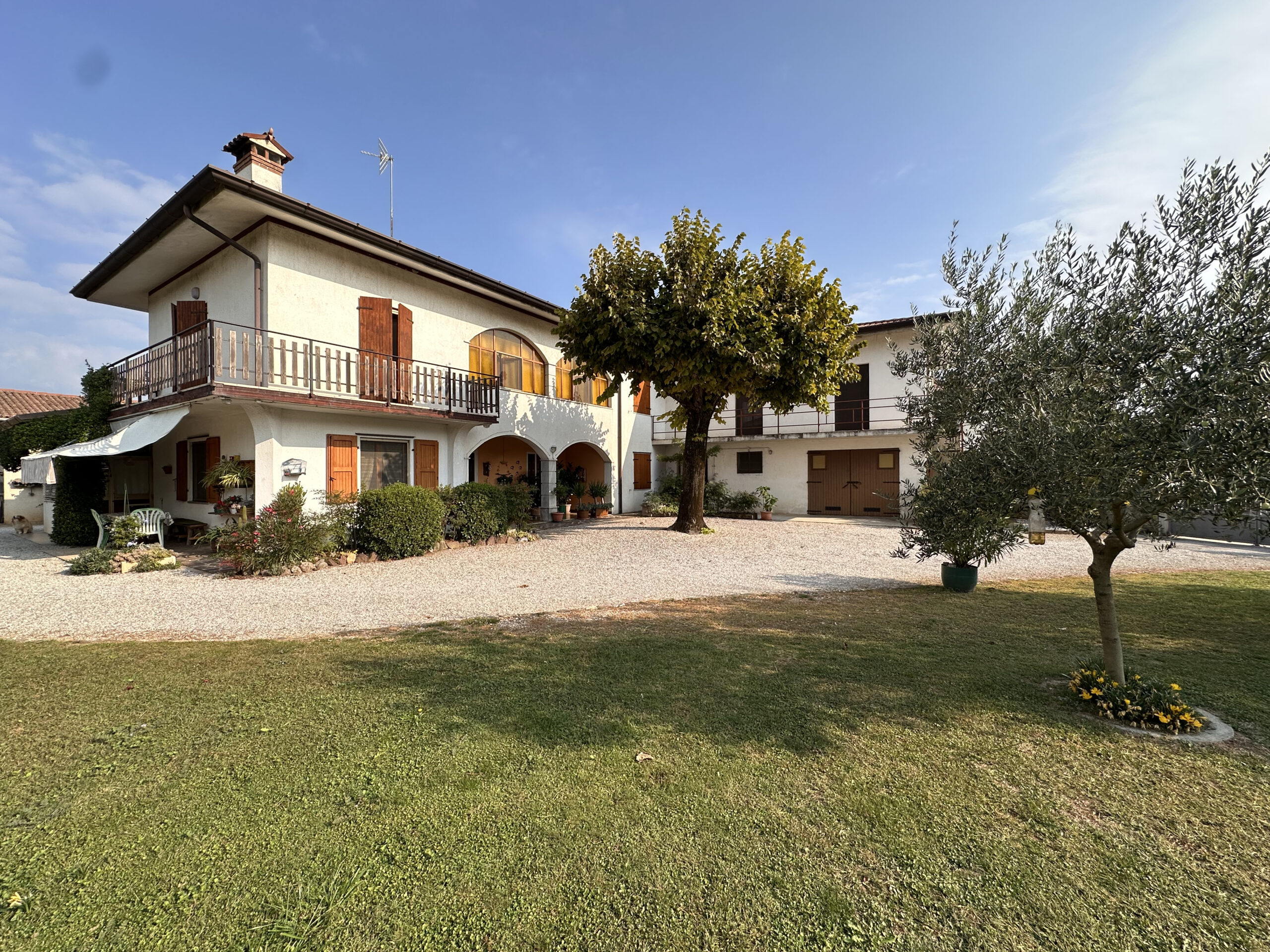 Villa Indipendente Con Parco e Autorimesse